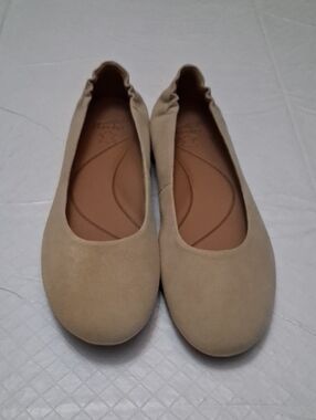 Dansko Size 39(US 9) Women's Leather Upper Ballet Flats/shoes in Beige.